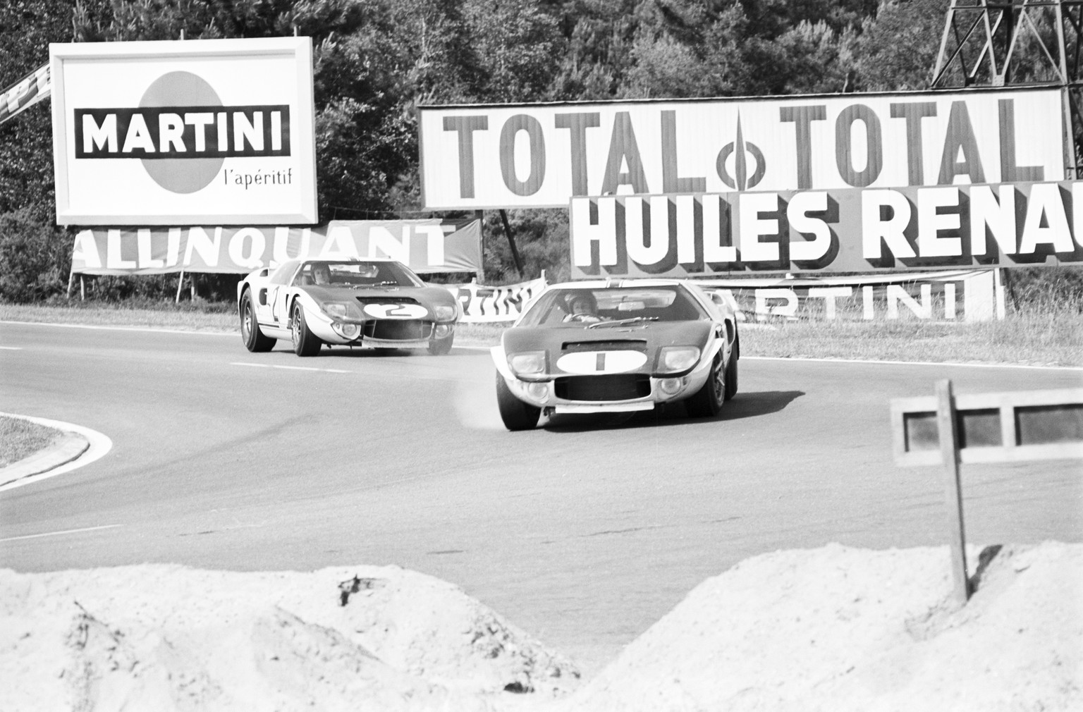 24 Hours Of Le Mans 1965. En France, entre le 19 et le 20 juin 1965, se déroule la 33ème édition des 24 heures du Mans auto. Les deux Ford GT40 pendant la course. (Photo by Jean Tesseyre/Paris Match v ...