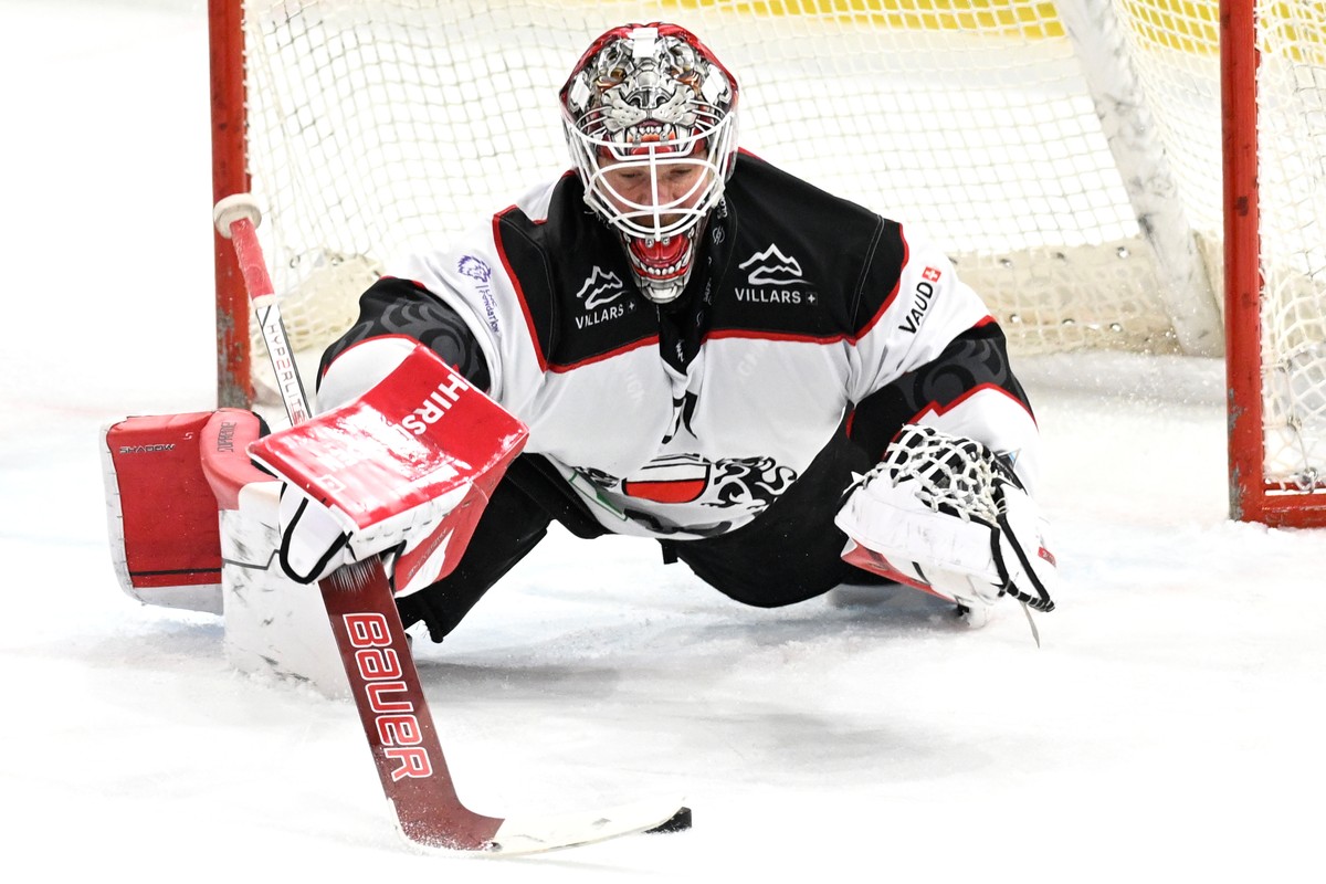 Lausannes Goalie Corner Hughes, beim Eishockey-Qualifikationsspiel der National League, zwischen den SCL Tigers und Lausanne HC, am Sonntag, 30. November 2025, in der Emmental Versicherung Arena in La ...