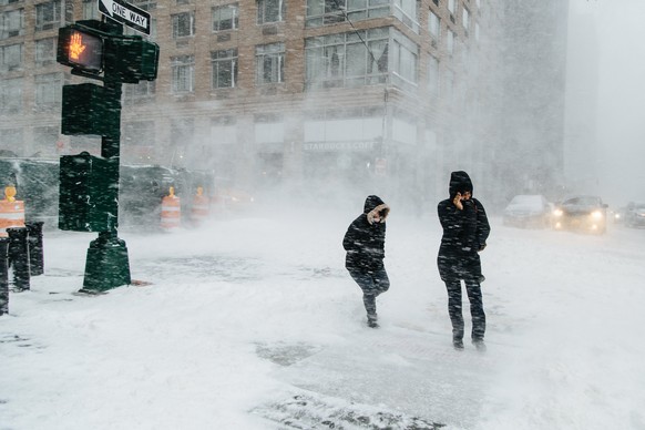 epa06416947 People walk in the street in New York, New York, USA, 04 January 2018. A Nor&#039;easter snow storm is expected to bring up to 8 inches (20 cm) of snow in the New York area. EPA/ALBA VIGAR ...