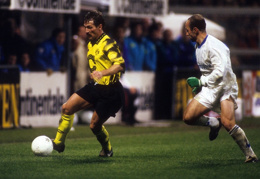 Bildnummer: 08541526 Datum: 06.04.1993 Copyright: imago/Claus Bergmann
UEFA Cup Halbfinale in Dortmund - Borussia Dortmund - AJ Auxerre 2:0 - Michael Lusch (BVB, li.) gegen Stephane Mazzolini (Auxerr ...