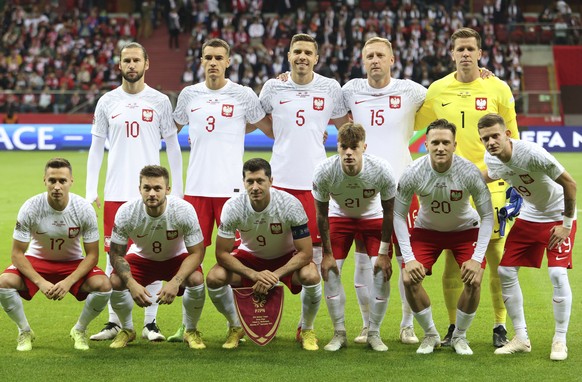Poland starting players pose for a team photo at the beginning of the UEFA Nations League soccer match between Poland and the Netherlands at the National Stadium in Warsaw, Poland, Thursday, Sept. 22, ...
