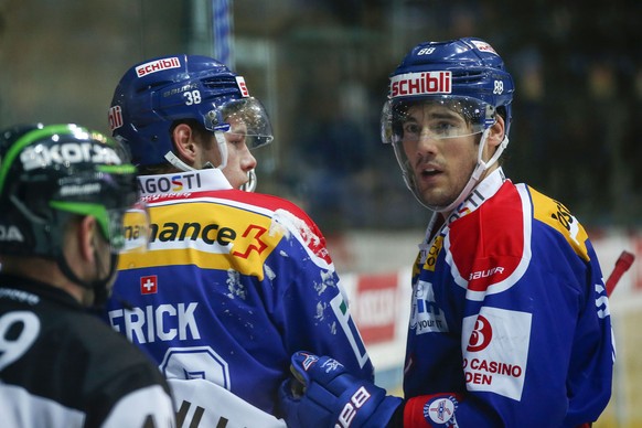 EHC Kloten Stuermer James Sheppard, rechts, kuemmert sich um Lukas Frick, der einen Check gegen den Kopf bekommen hat waehrend dem Eishockey-Meisterschaftsspiel der National League A zwischen dem EHC  ...