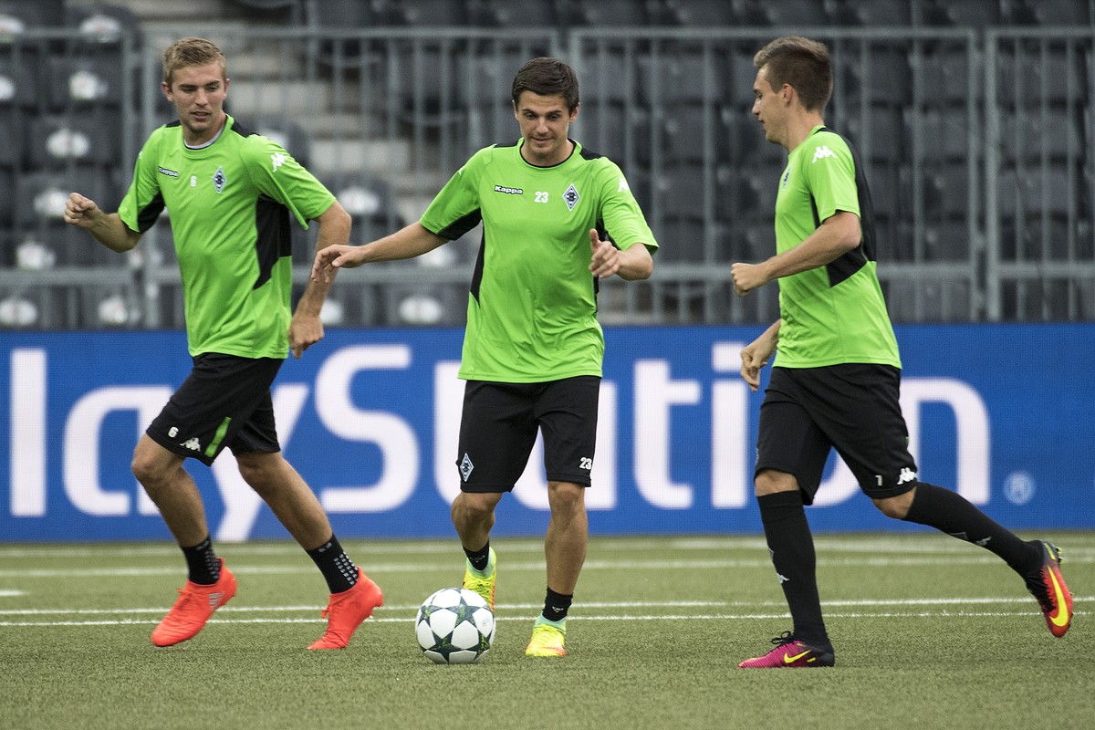 15.08.2016; Bern; Fussball Champions League play-off - BSC Young Boys - Borussia Moenchengladbach; Training Gladbach;Christoph Kramer (Gladbach), Jonas Hofmann (Gladbach) und Patrick Herrmann (Gladba ...