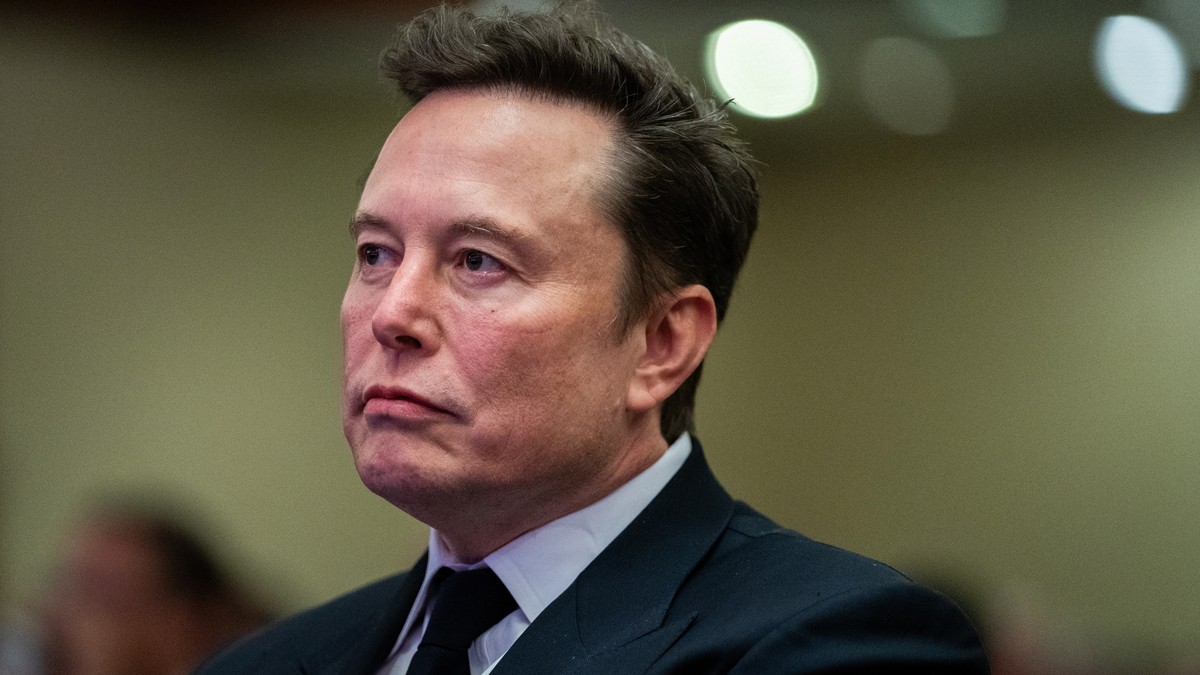 epa11718840 Elon Musk listens as US President-elect Donald Trump speaks during a meeting with House Republicans at the Hyatt Regency hotel in Washington, DC, USA, 13 November 2024. EPA/ALLISON ROBBERT ...