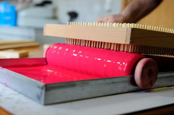 Beim «Tunken» wurden die in den Rahmen fixierten Hölzchen über eine in die Zündmasse tauchende Walze gestrichen.