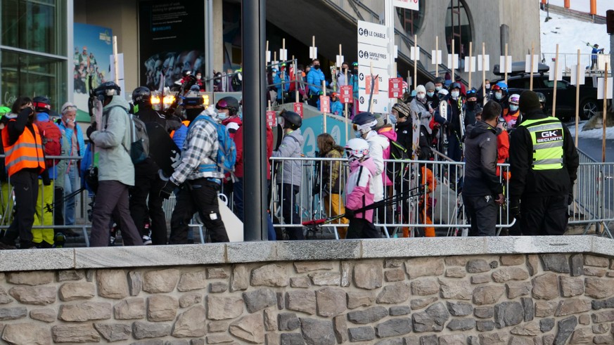 Wer ist aus England? Gäste beim Anstehen am Skilift in Verbier.