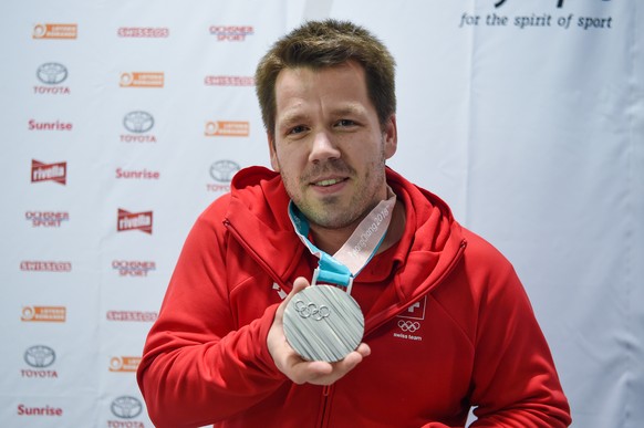 Silber - Medaillengewinner Martin Rios (Curling) zeigt nach seinem Empfang am Flughfen Zuerich seine Medaille, fotografiert am Samstag, 17. Februar 2018, am Flughafen Zuerich. (KEYSTONE/Melanie Duchen ...