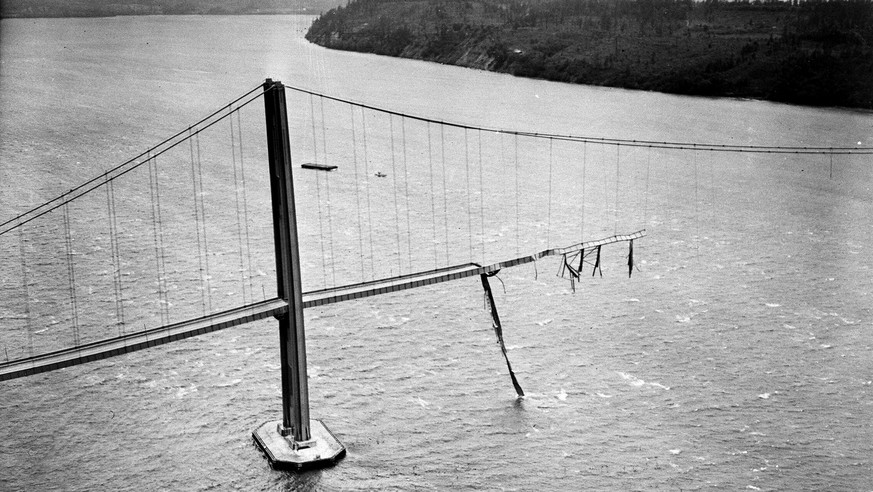 A center section of the Tacoma Narrows Suspension bridge falls 190 feet into the Puget Sound after a gale wind swayed the bridge in Tacoma, Washington on Nov. 7, 1940. (KEYSTONE/AP Photo)