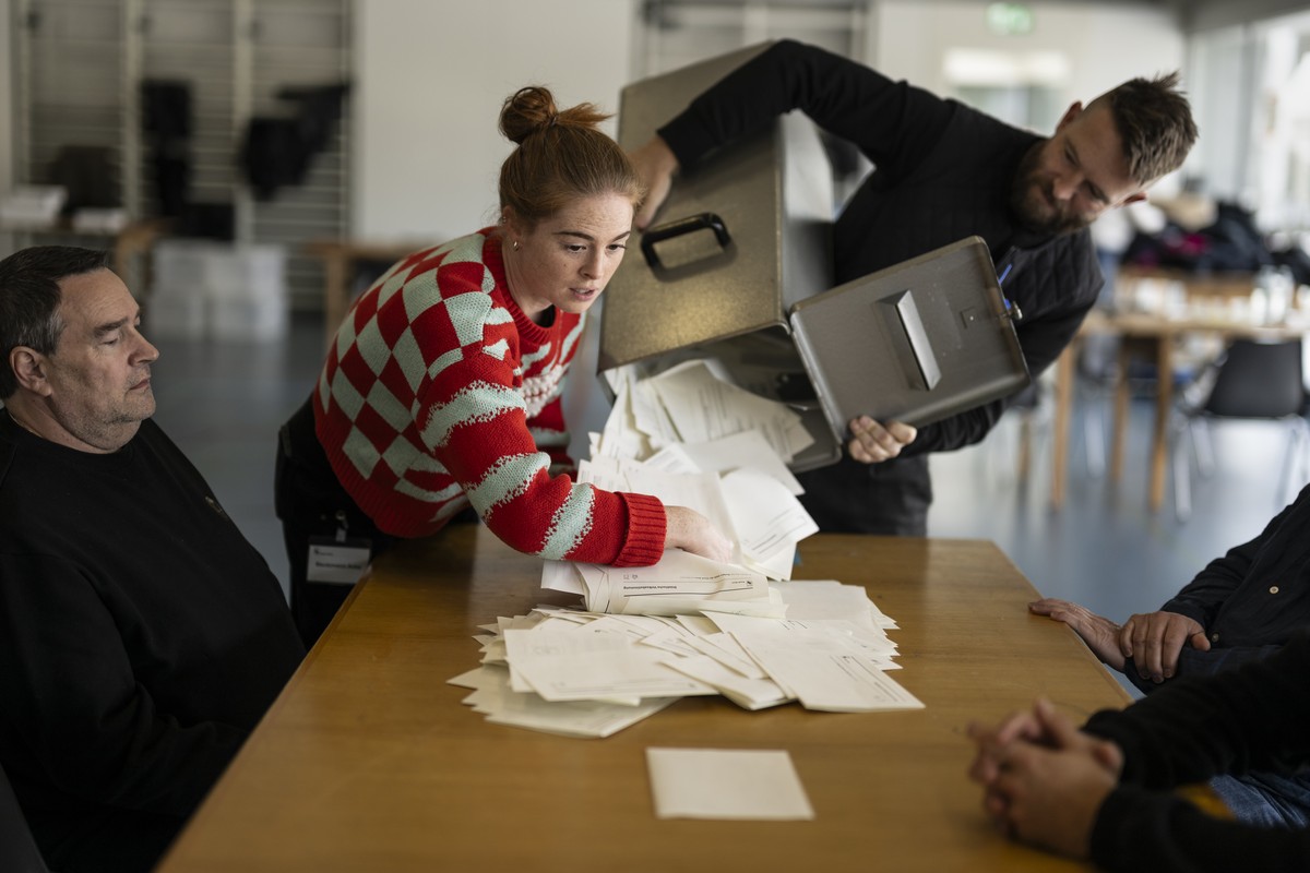 Philippe Lionnet, stellvertretender Praesident des Zaehlkreises 1, rechts, und seine Kollegin des staendigen Stimmausschusses, Anke Bautzmann, leeren die Wahlzettel aus einer Urne auf den Tisch der Za ...