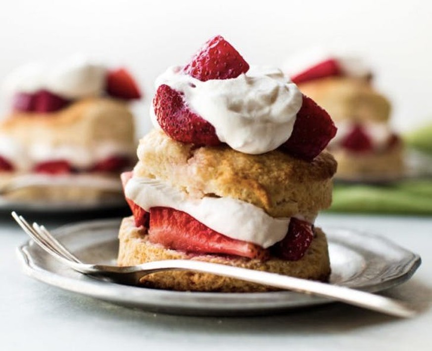 STRAWBERRY SHORTCAKE dessert essen food erdbeeren schlagrahm england britisch
https://purewows3.imgix.net/images/articles/2018_04/strawberry_shortcake_recipe.jpg?auto=format,compress&amp;cs=strip