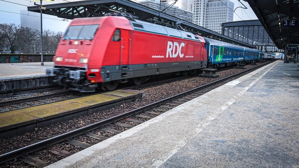 Durchfahrt des Nachtreisezug EuroNight EN345 Stockholm - Berlin durch den Bahnhof Berlin Zoologischer Garten. Betreiber ist die schwedische Bahngesellschaft SJ. DEU, Deutschland, Berlin, 18.01.2025: * ...