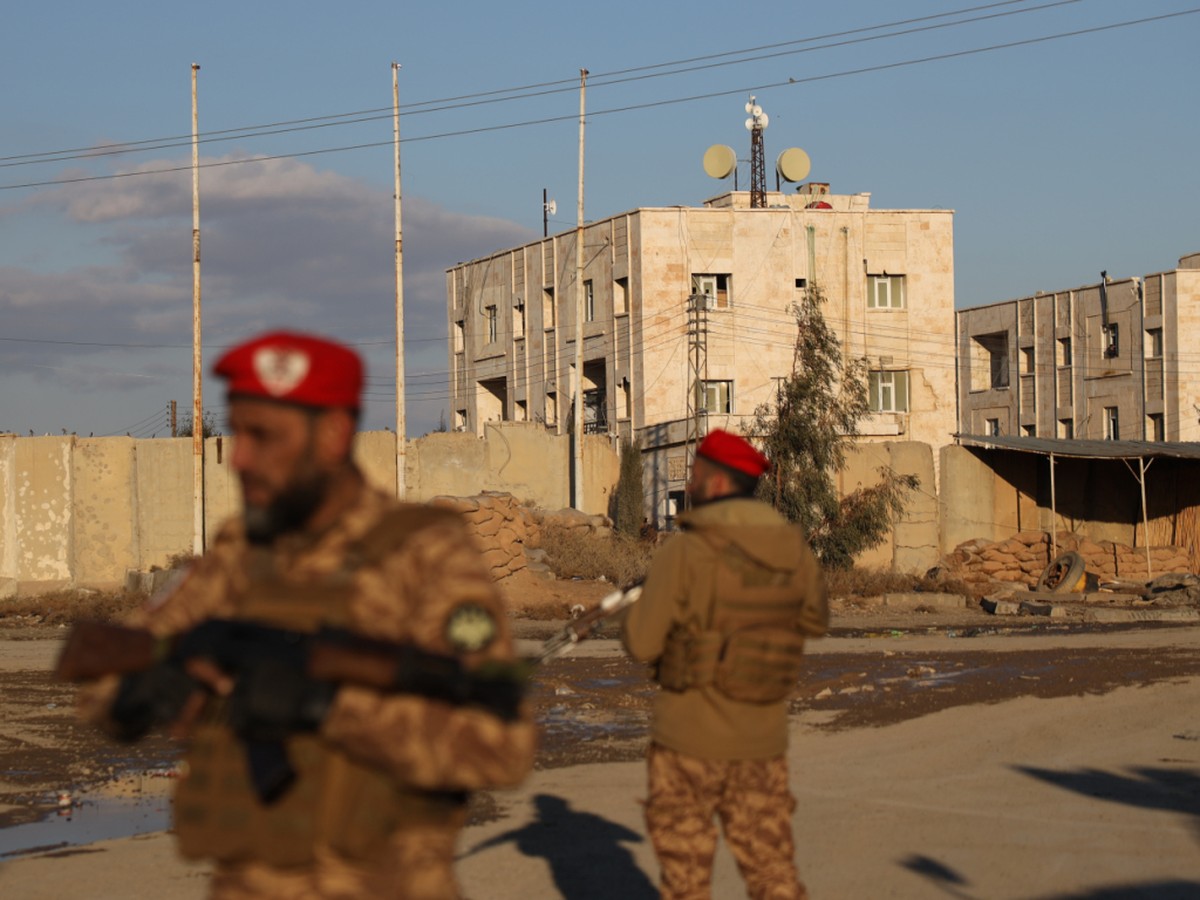 Les forces gouvernementales syriennes montent la garde devant la prison d'Al-Aktan, située à la périphérie de Raqqa, dans le nord-est de la Syrie (photo d'archive).