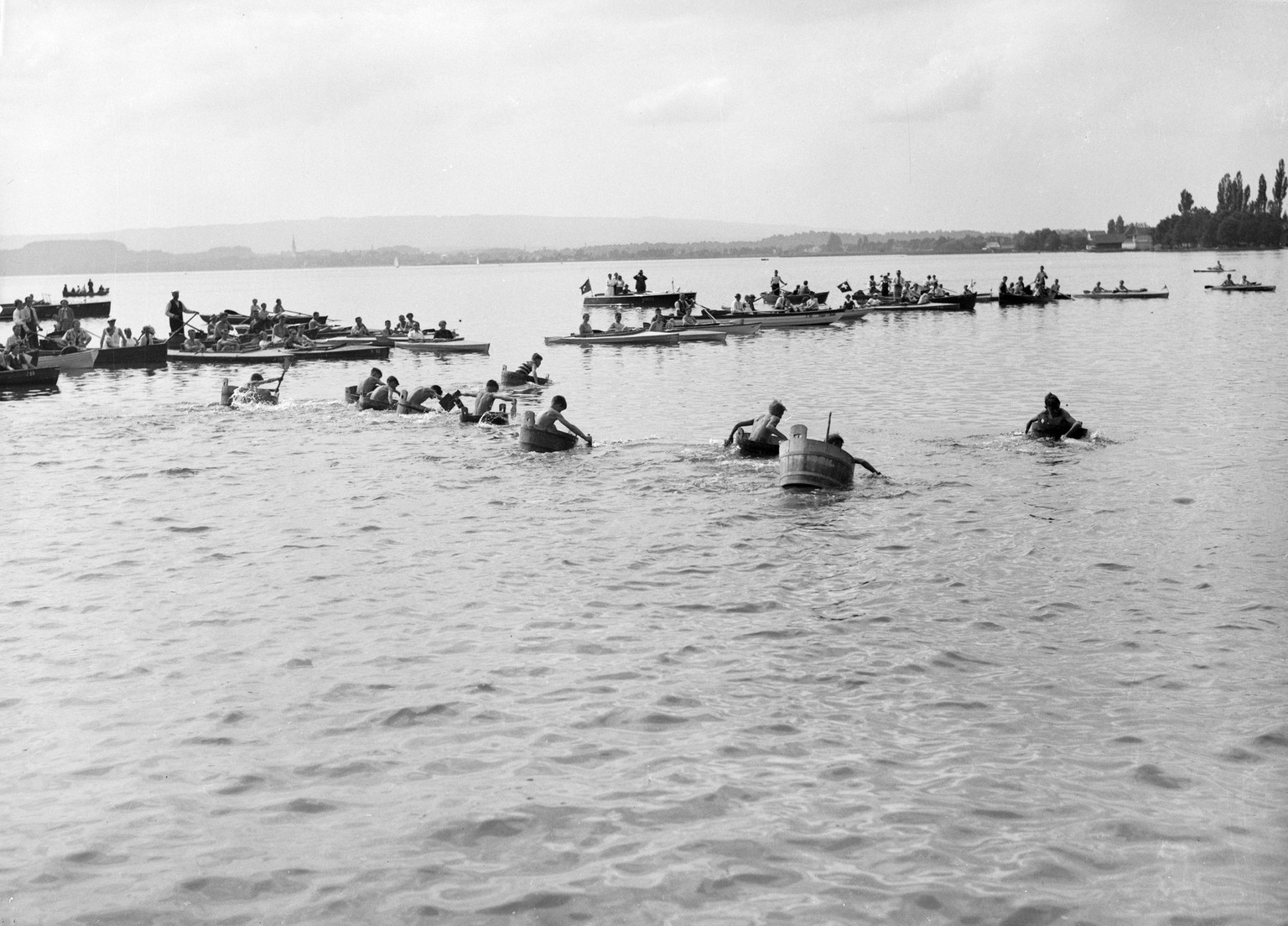 Sommerliches Waschzuber-Rennen im Muendungsgebiet der Lorze in den Zugersee, aufgenommen im August 1938. (KEYSTONE/PHOTOPRESS-ARCHIV/Str)