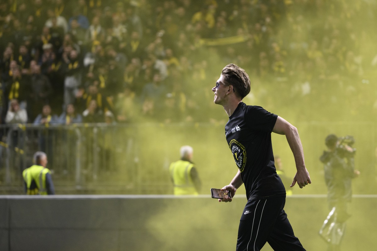Lukasz Lakomy vom BSC Young Boys begibt sich zu den wartenden Fans, am Dienstag, 21. Mai 2024 nach der Rueckfahrt von Genf im Stadion Wankdorf in Bern. YB hat nach dem 0:1 Sieg gegen Servette am frueh ...