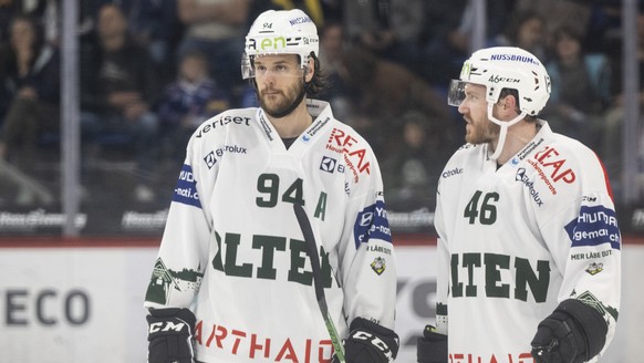 Olten Cedric Huesler, links, reagiert mit Daniel Eigenmann im fuenften Eishockey Playoff-Finalspiel der Swiss League zwischen den EHC Kloten und dem EHC Olten am Mittwoch 20. April 2022, in der stimo  ...