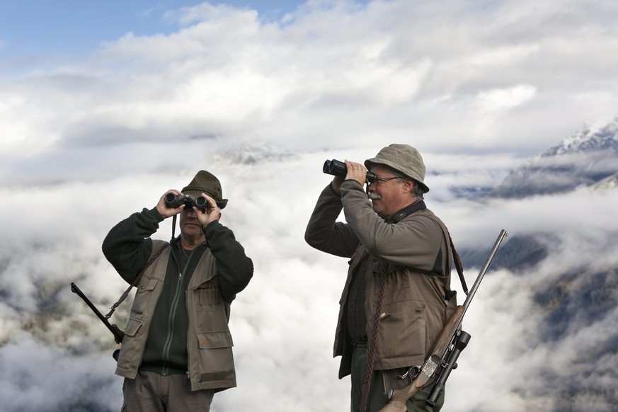 Zwei Jäger beobachten die Lage in Obersaxen (GR).