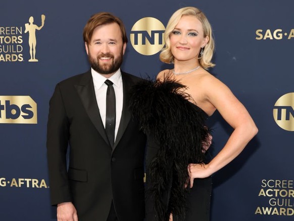 SANTA MONICA, CALIFORNIA - FEBRUARY 27: (L-R) Haley Joel Osment and Emily Osment attend the 28th Annual Screen Actors Guild Awards at Barker Hangar on February 27, 2022 in Santa Monica, California. (P ...