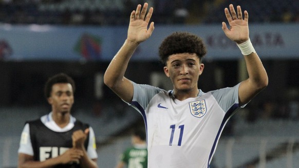 England&#039;s Jadon Sancho acknowledges the crowd after his team won the FIFA U-17 World Cup match against Iraq in Kolkata, India, Saturday, Oct. 14, 2017. (AP Photo/Bikas Das)