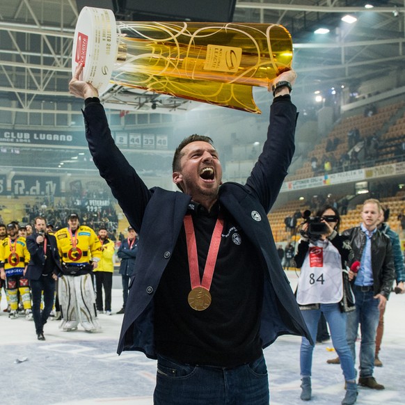 SCB Trainer Lars Leuenberger freut sich ueber den Meistertitel seiner Mannschaft und stemmt den Pokal in die Hoehe nach dem fuenften Eishockey Playoff-Finalspiel der National League A zwischen dem HC  ...
