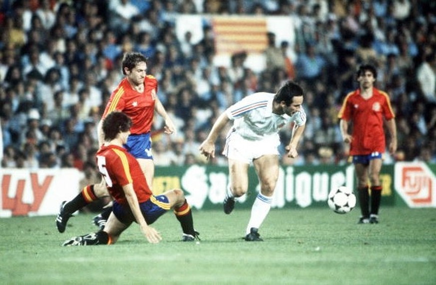 20.06.1982: Schiedsrichter Lund-Sörensen gibt bei Spanien gegen Jugoslawien einen Penalty, der keiner ist, und lässt ihn auch noch wiederholen