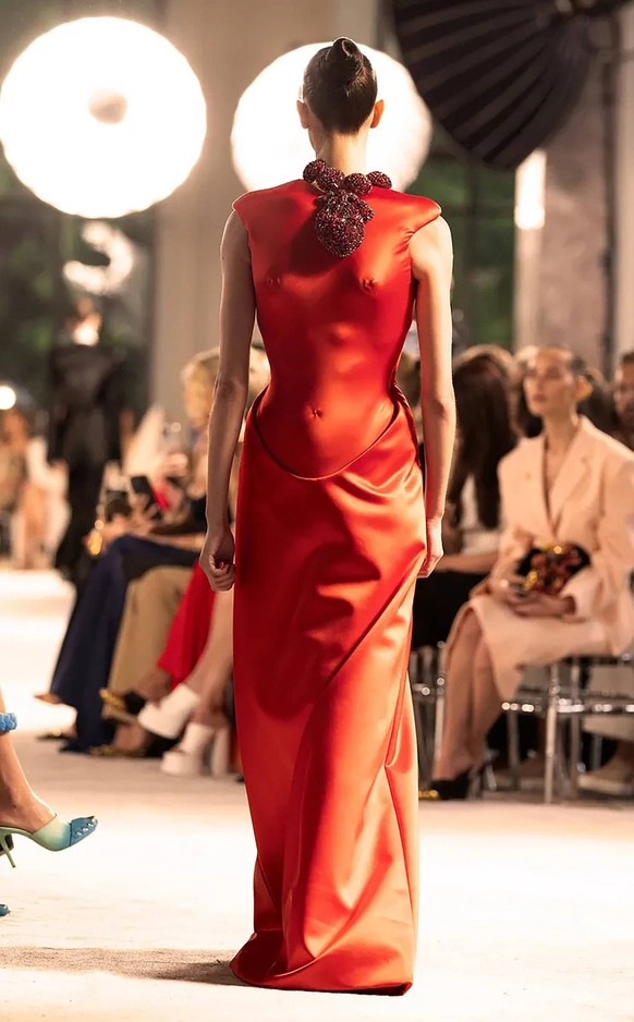 250708 -- PARIS, July 8, 2025 -- A model presents a creation by Schiaparelli during the Haute Couture Fall/Winter 2025-2026 fashion show in Paris, France, July 7, 2025. /Handout via Xinhua FRANCE-PARI ...