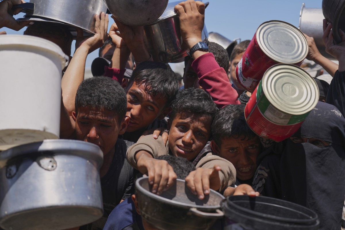 Palestinians struggle to get donated food at a community kitchen in Khan Younis, southern Gaza Strip, Monday, June 2, 2025. (AP Photo/Abdel Kareem Hana)
APTOPIX Israel Palestinians