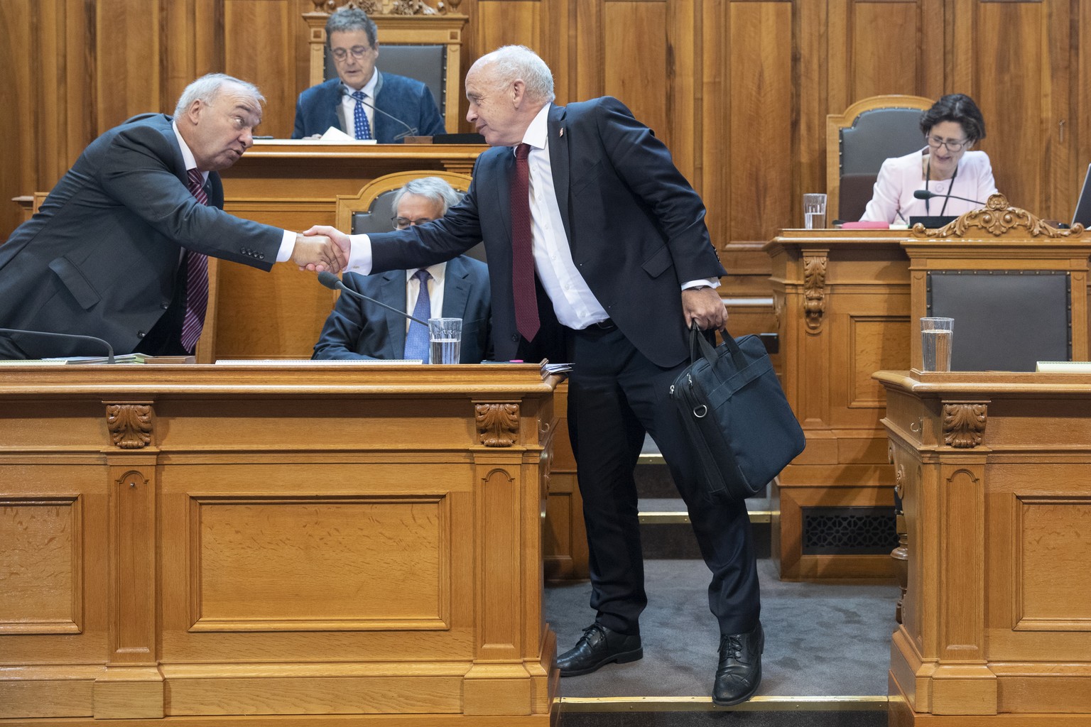 Bundespraesident Ueli Maurer, rechts, verabschiedet sich von Alex Kuprecht, SVP-SZ, nach einer Debatte im Staenderat, waehrend der Herbstsession der Eidgenoessischen Raete, am Donnerstag, 26. Septembe ...