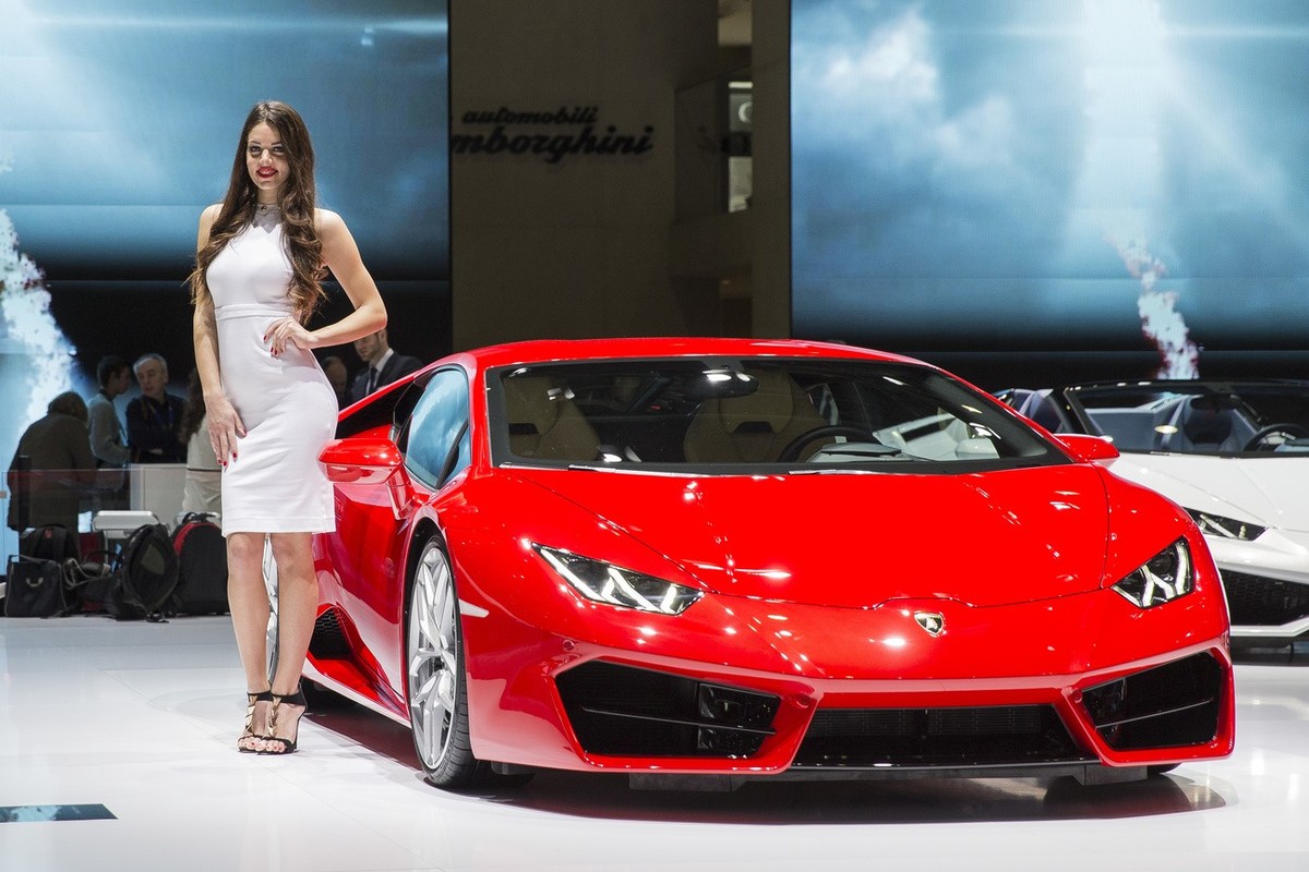 Une hôtesse se tient à côté d'une voiture, lors de l'édition 2016 du Salon de l'auto de Genève.