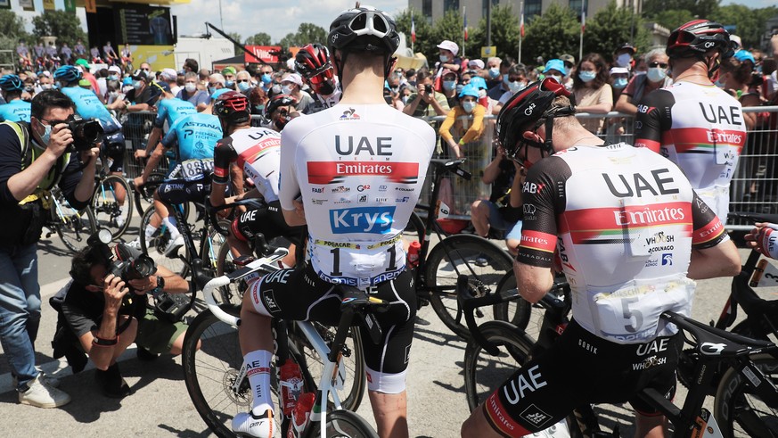 epa09315340 Slovenian rider Tadej Pogacar of the UAE-Team Emirates (C) and teammate Marc Hirschi (2-R) before the start of the 6th stage of the Tour de France 2021 over 160.6 km from Tours to Chateaur ...