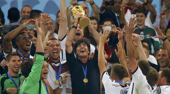 Der grösste Moment in der Trainerkarriere: Löw stemmt den WM-Pokal in die Höhe.