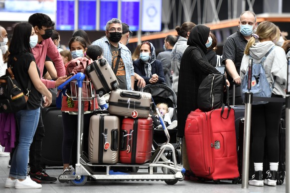 Reisende auf dem Flughafen Zuerich in Kloten am Samstag, 10. Juli 2021. Am Wochenende beginnen in weiten Teilen der Schweiz die Sommerferien. (KEYSTONE/Walter Bi