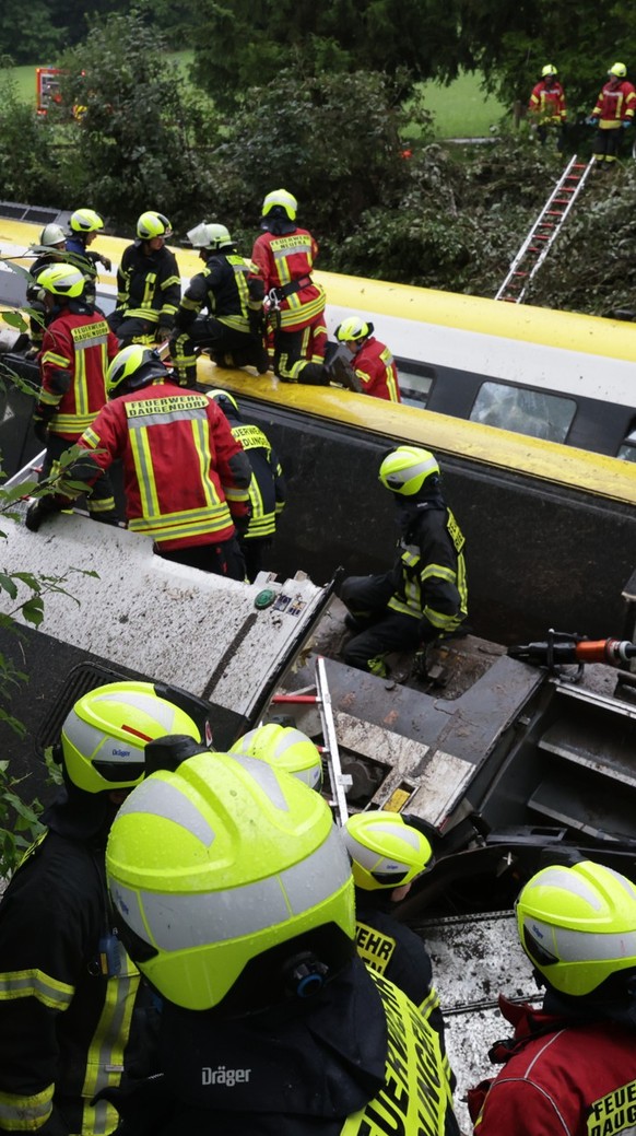 Die Rettungskräfte bei der Arbeit.