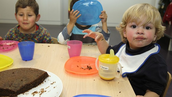 Des enfants mangent dans la creche garderie Crechendo le jour de son inauguration au siege de La Mobiliere Vie ce lundi 22 octobre 2007 a Nyon. La Mobiliere Vie a transforme une partie de son siege po ...