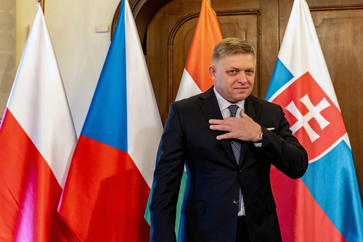 epa11342154 (FILE) - Slovak Prime Minister Robert Fico prepares for a family photo during the meeting of the Visegrad Group (V4) Prime Ministers in Prague, Czech Republic, 27 February 2023 (reissued 1 ...
