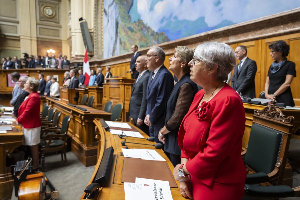 Die Mitglieder des Bundesrates, von rechts, die Bundesraetinnen Elisabeth Baume-Schneider, Karin Keller-Sutter, Bundesrat Guy Parmelin und Bundespraesident Alain Berset, singen zusammen mit den Parlam ...