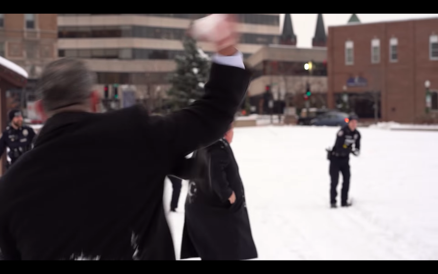 Der Bürgermeister bei der Schneeballschlacht.