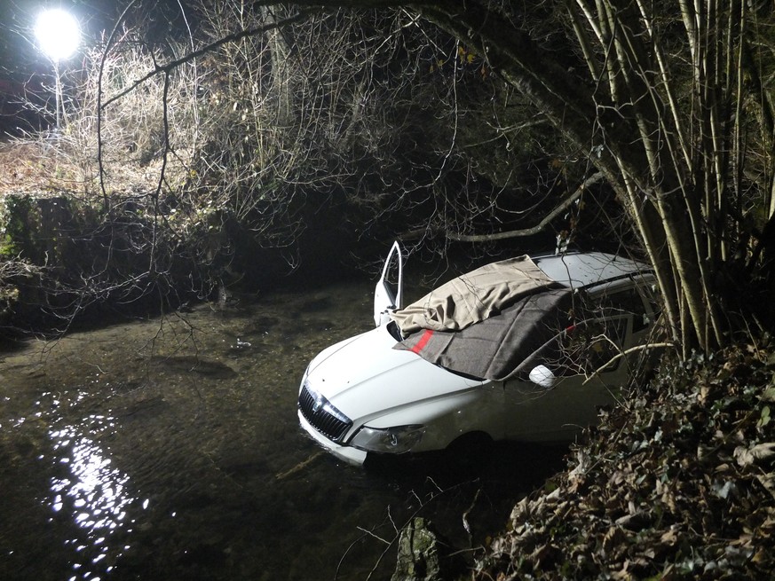 Der Rettungsdienst fand den 70-jährigen Fahrer tot im Auto vor. Die Umstände sind noch unklar.