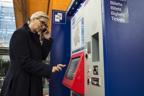 Jeannine Pilloud, Leiterin Personenverkehr der SBB bedient einen neue Billettautomat der Bundesbahnen im Bahnhof Bern, am Montag, 1. Dezember 2014, in Bern. Die neuen Automaten sind mit einer Gratisnu ...