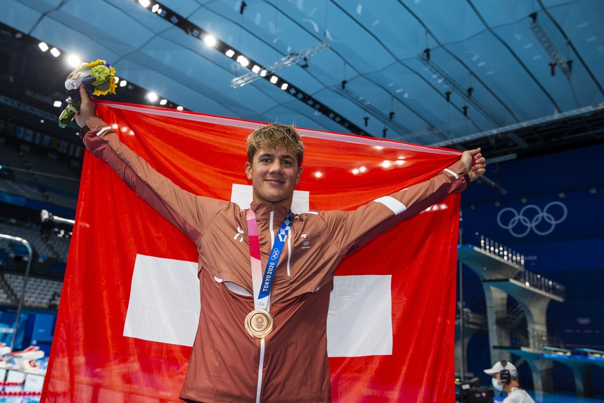 epa09380924 Noe Ponti of Switzerland poses with his Bronze medal after finishing third in the men&#039;s 100m Butterfly Final during the Swimming events of the Tokyo 2020 Olympic Games at the Tokyo Aq ...