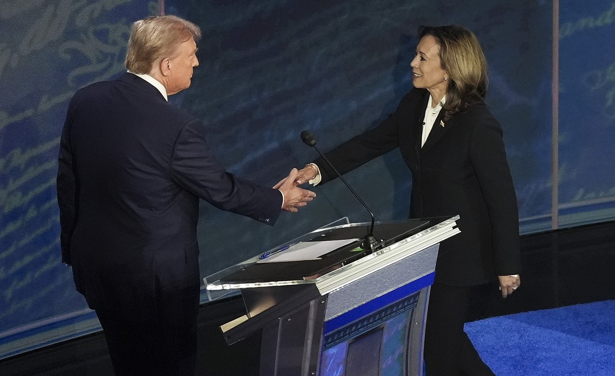 epa11597539 Republican presidential candidate Donald J. Trump (L) and Democratic presidential candidate US Vice President Kamala Harris shake hands at the start of a presidential debate hosted by ABC  ...