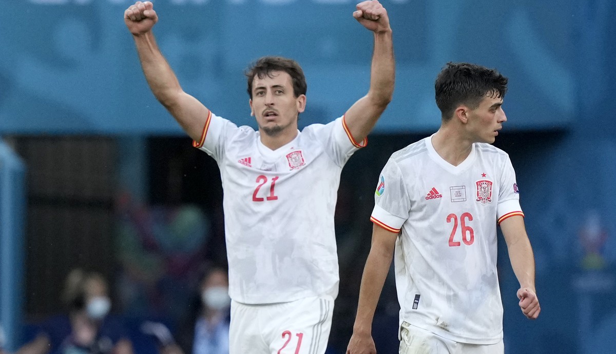 Spain's Mikel Oyarzabal, 2nd right, celebrates after scoring his side's fifth goal during the Euro 2020 soccer championship round of 16 match between Croatia and Spain at Parken stadium in C ...