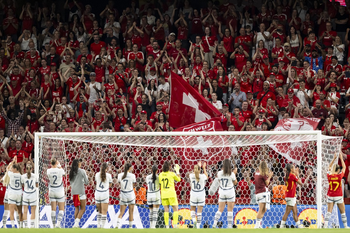Switzerland's fans applaud the Switzerland Women's Team after the defeat after the UEFA Women's EURO 2025 quarterfinals soccer match between Spain and Switzerland at the Wankdorf stadiu ...