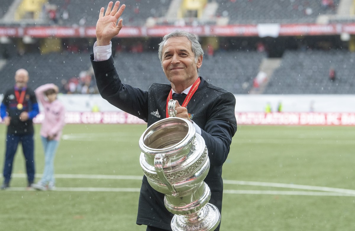 Basels Trainer Marcel Koller, feiert den Cupsieg, nach dem Schweizer Fussball Cupfinalspiel zwischen dem FC Basel und dem FC Thun, am Sonntag 19. Mai 2019, im Stade de Suisse in Bern. (KEYSTONE/Marcel ...