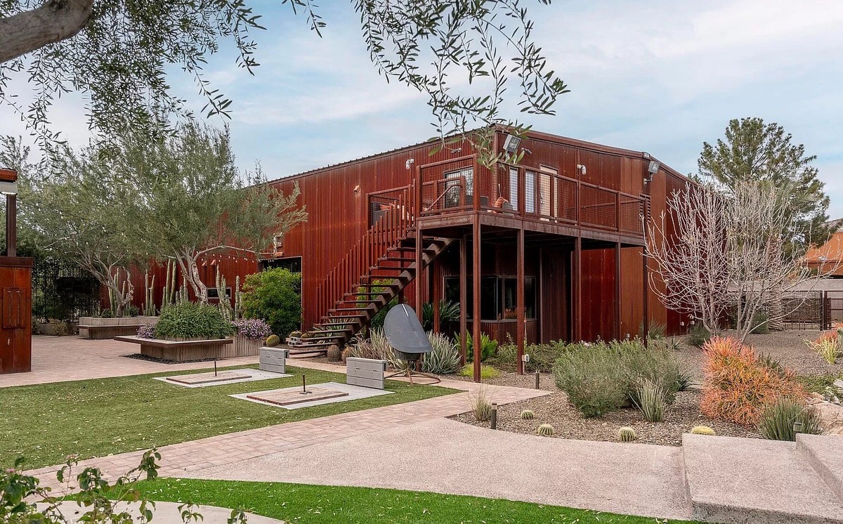 crazy villa mit gokartbahn in gilbert arizona für 20 millionen https://www.zillow.com/homedetails/21423-S-147th-St-Gilbert-AZ-85298/59261224_zpid/