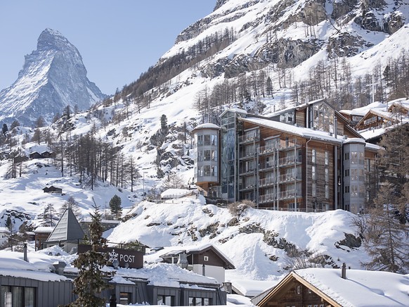 Distanzregeln gelten auch f�r Skitouristen: Am Wochenende riefen die Zermatter Bergbahnen die Gemeindepolizei an, um die corona-konforme Abst�nde beim Anstehen vor den Anlagen sicherzustellen. (Archiv ...