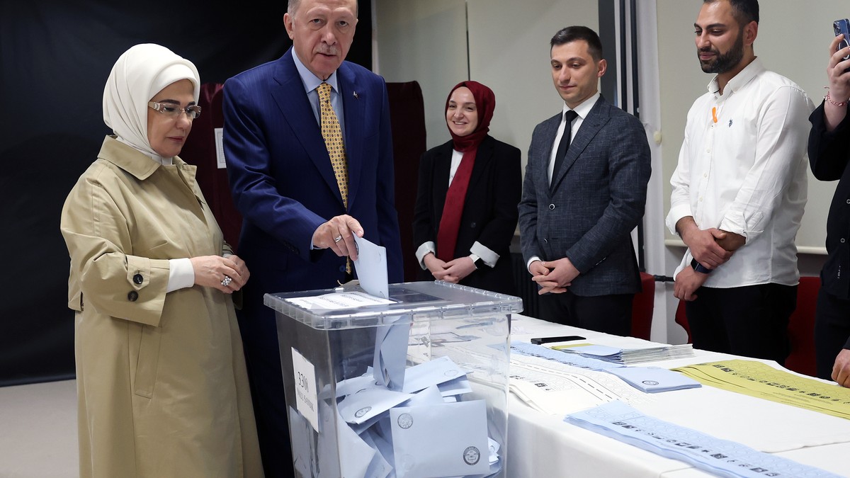 Erdogan’s AKP is threatening a serious defeat in the local elections.  Trump provokes with fascinating video of Biden