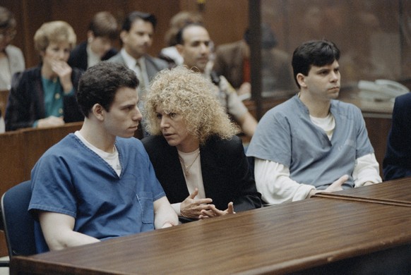 Trial of the Menendez brothers in Los Angeles - From left to right : Erik Menendez with his attorney : Leslie Abramson and his brother Lyle Menendez. Los Angeles, 9th March 1994. (Photo by Ted Soqui/S ...