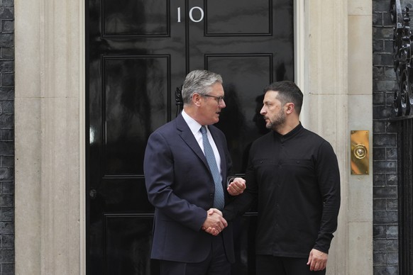 Britain&#039;s Prime Minister Keir Starmer, left, welcomes Ukraine&#039;s President Volodymyr Zelenskyy to Downing Street in London, Thursday, Aug. 14, 2025. (AP Photo/Kirsty Wigglesworth)
Britain Ukr ...
