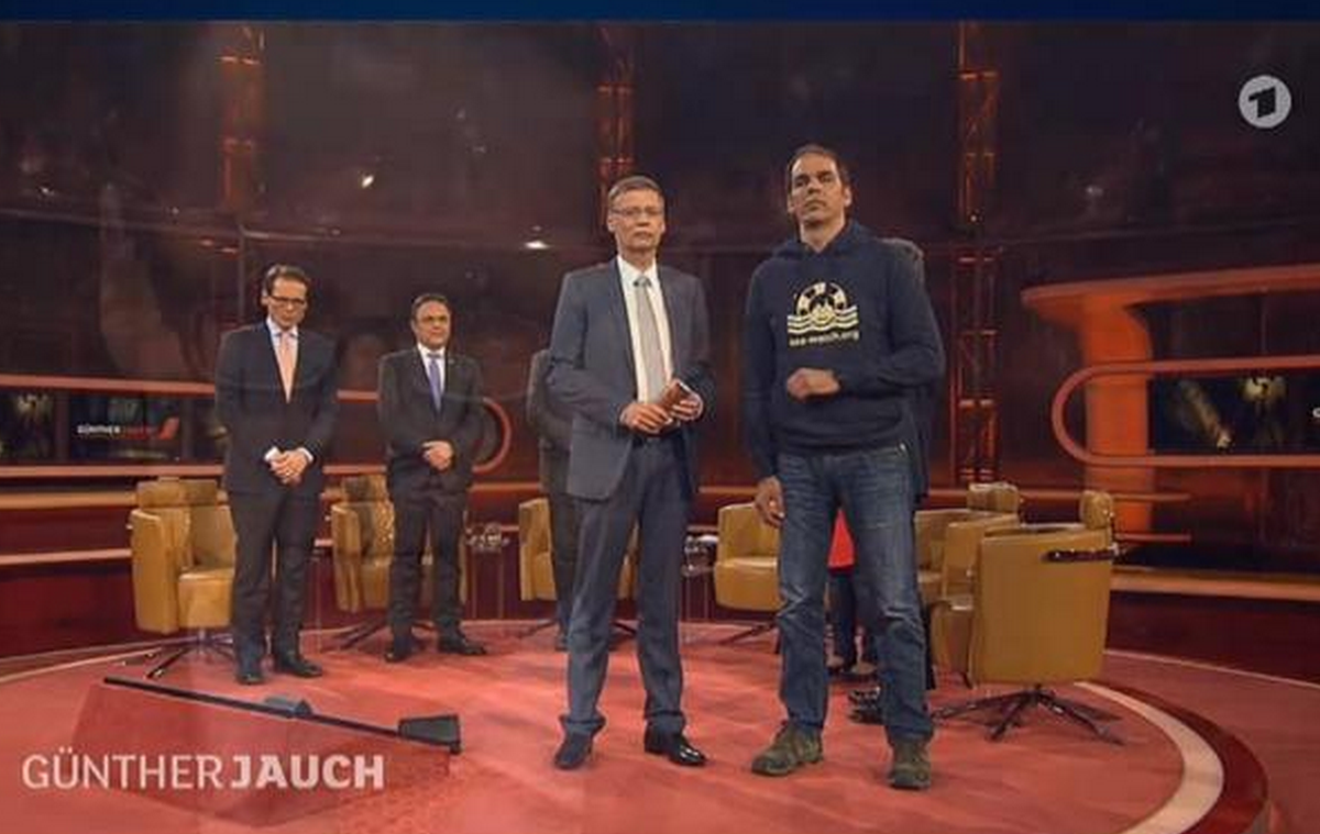 Am Ende der Sendung kam es zu einer Schweigeminute. Auch Roger Köppel machte mit (hinten links).