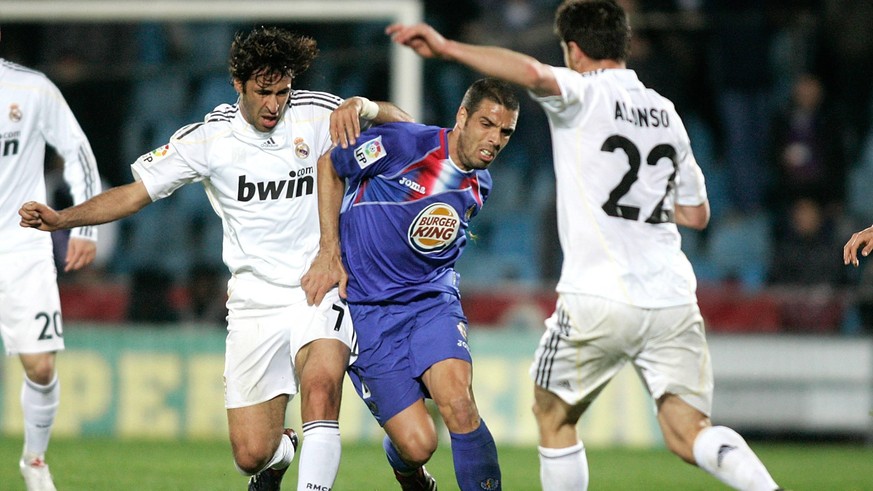 Real Madrid s Raul Gonzalez (L) against Getafe s Fabio Celestini (C) during La Liga match. March 25, 2010. PUBLICATIONxINxGERxSUIxAUTxPOLxDENxNORxSWExONLY (2010032541449)